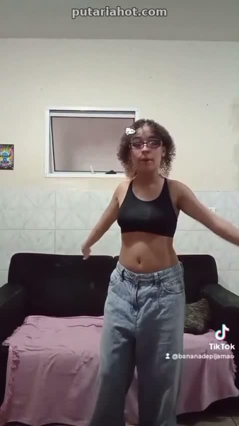 Magrinha gostosa dançando e exibindo o corpo