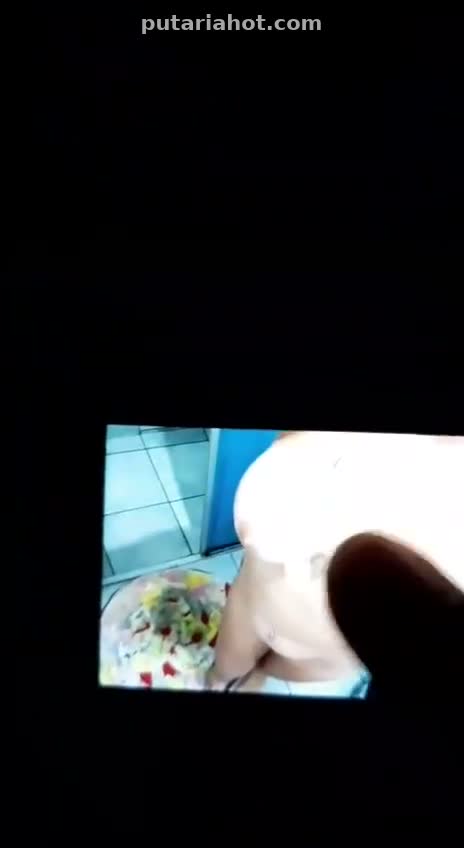 Mulher traída exposta em vídeo amador com cenas explícitas e provocantes