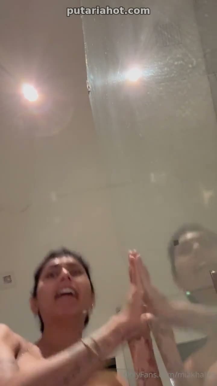 Nova gravação de Mia Khalifa