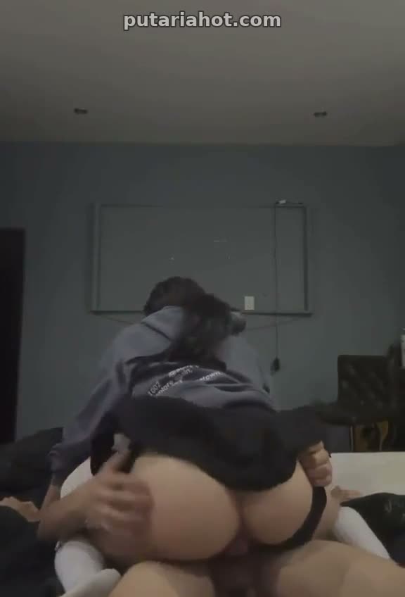 Novinha rabuda vazada fodendo